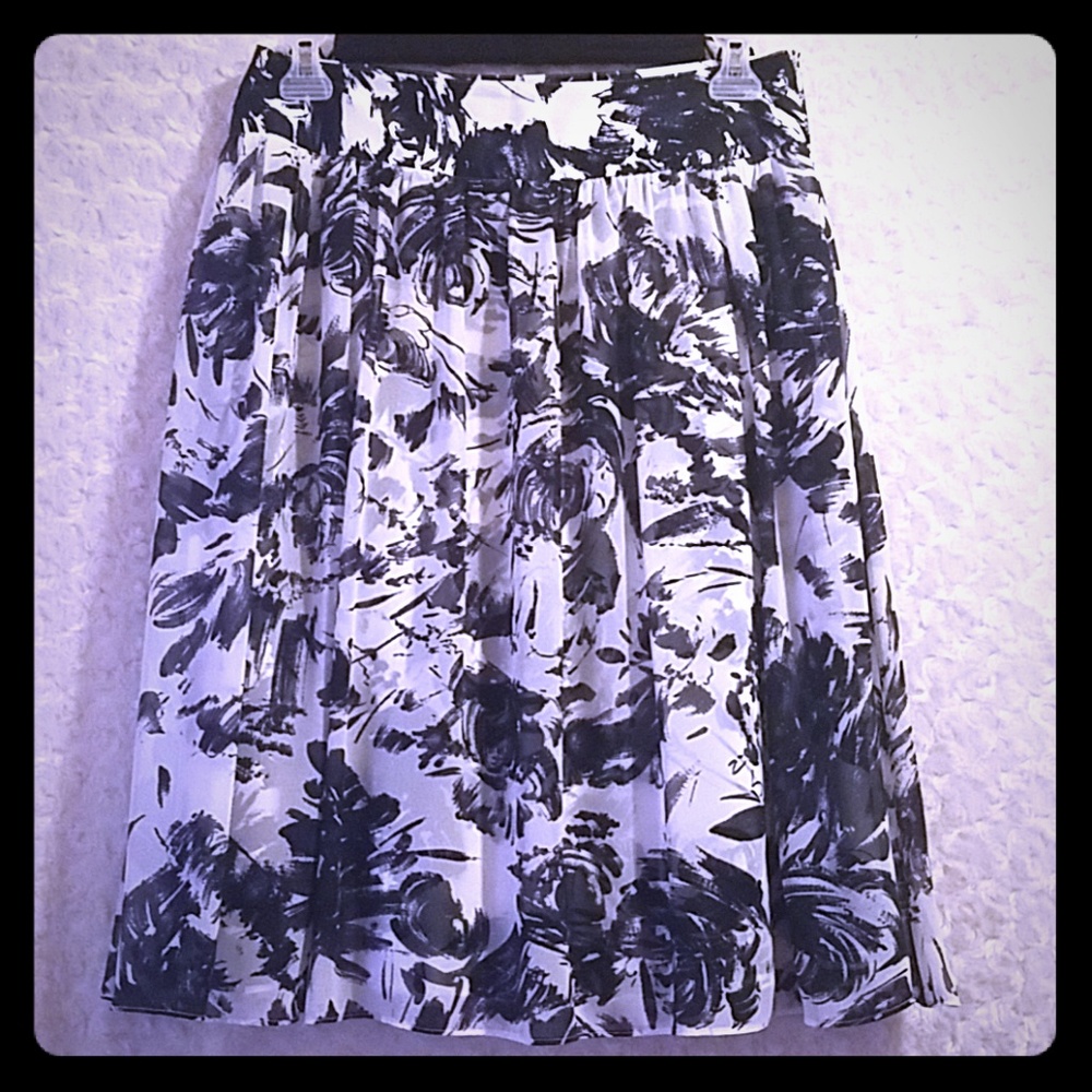 Josephine Chaus black and white floral skirt